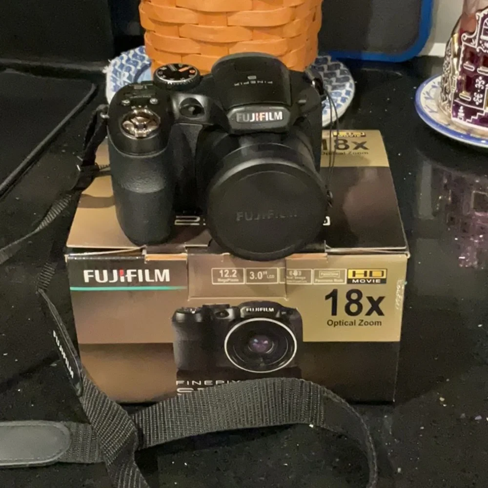 Fujifilm fine pix S2500 HD digital camera